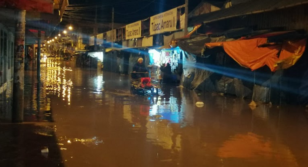 Intensas lluvias provoca inundaciones en la ciudad de Juliaca.