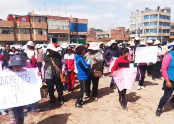Padres de familia y niños realizan sus protestas con pancartas en mano.