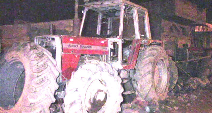 Presuntos delincuentes robaron auto partes de un tractor.