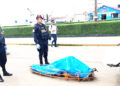 AHOGADO. Levantamiento del cadáver se hizo en presencia de la fiscal y personal de la policía.