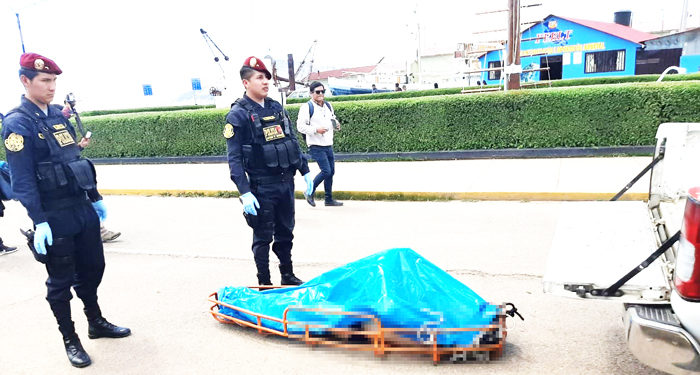 AHOGADO. Levantamiento del cadáver se hizo en presencia de la fiscal y personal de la policía.