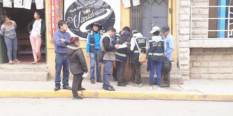 Funcionarios ediles vendiendo espacios públicos en el jirón Lampa de la ciudad de Puno.