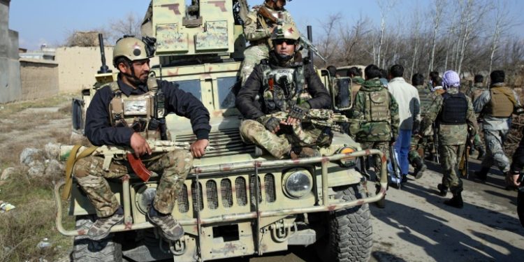 Las fuerzas de seguridad afganas llegan al lugar de un atentado con coche bomba al norte de Kabul el 11 de diciembre de 2019.(AFP).