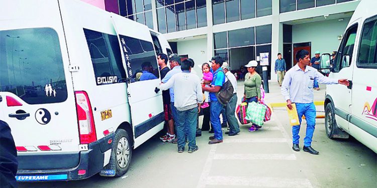 Fiscalizarán el servicio de carga de minivanes en terminal de Majes