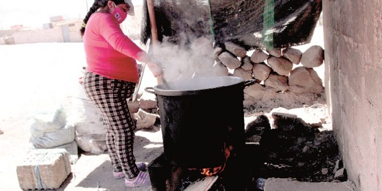 Utupara Una olla cocinada a leña que alimenta a 200 personas vulnerables