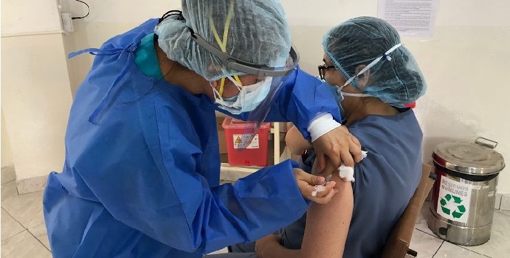 Contraloría detecta irregularidades en vacunación al personal de Salud en la región Arequipa