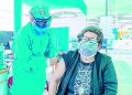 Cerro Verde entrega sillas y mascarillas a adultos mayores que se vacunan