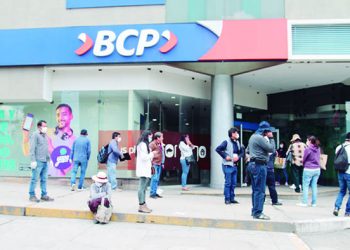 Ladrona suplanta identidad y retira 600 mil soles en efectivo del BCP Cayma en Arequipa