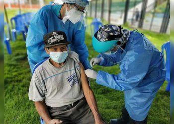 Arequipa: Mañana vacunarán contra la Covid a mayores de 60 años en La Joya