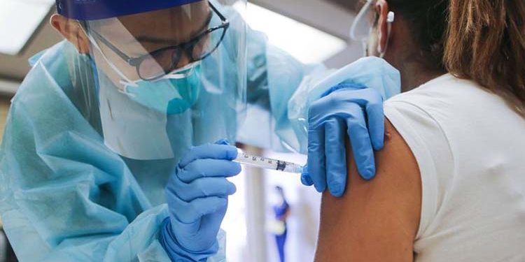 Desde hoy vacunan a mayores de 60 en Cayma, Mariano Melgar, Miraflores y Socabaya