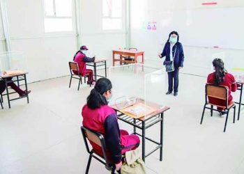 Colegios privados obligan a estudiantes a asistir a clases presenciales en Majes