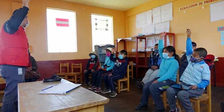 Evalúan retorno de clases semipresencial de 15 colegios de 4 provincias de Arequipa