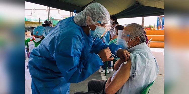 Mañana inicia vacunación para mayores de 60 años en cinco distritos de Arequipa