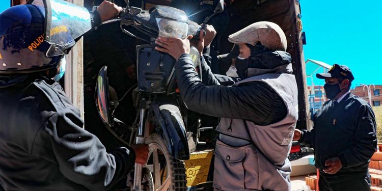 Municipio de San Román retira motos lineales y otros productos de alrededores de mercado las mercedes