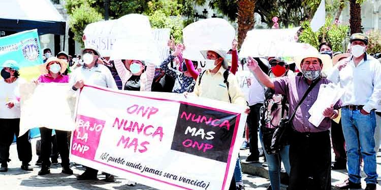 Arequipeños aportantes a la ONP piden justicia social al Congreso saliente