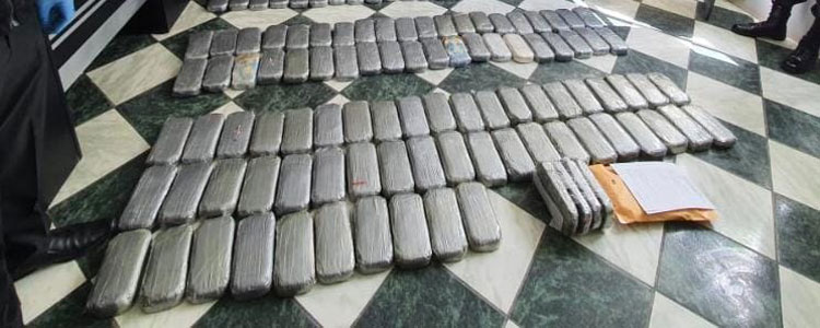 PNP halla 28 paquetes de alcaloide de cocaina dentro de un vehículo