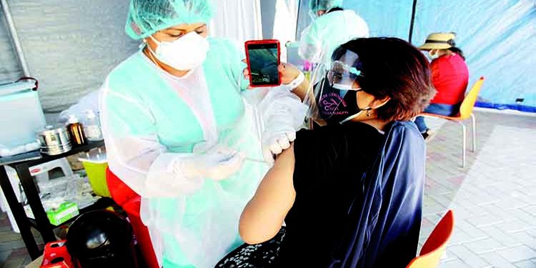 Desde hoy vacunan a mayores de 50 y 60 años en 20 distritos de la región Arequipa