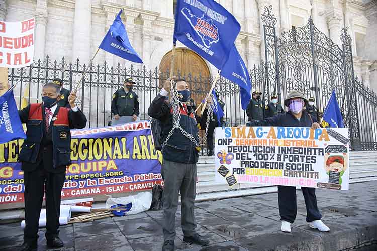 Docentes de Arequipa piden el retiro de aportes de la Docentes de Arequipa piden el retiro de aportes de la Derrama MagisterialDerrama Magisterial
