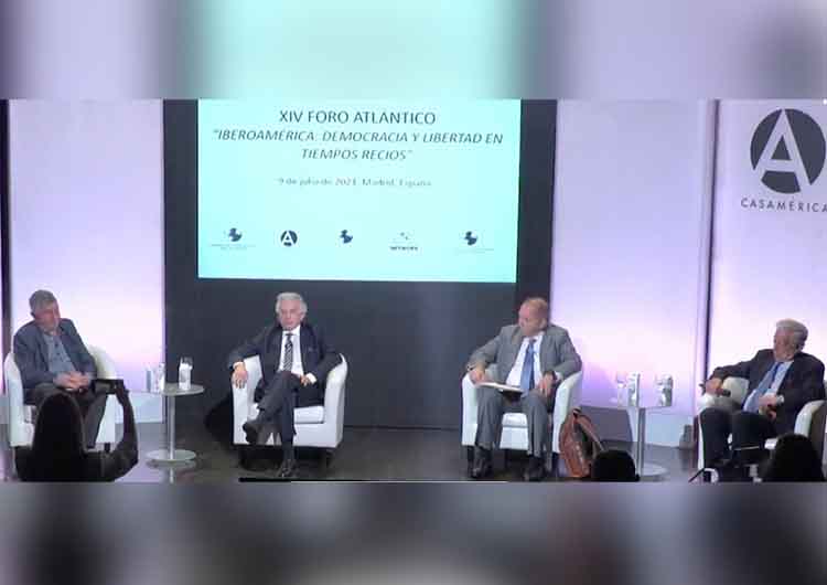 Mario Vargas Llosa, Álvaro Vargas Llosa y Daniel Córdova ante el XIV Foro Atlántico