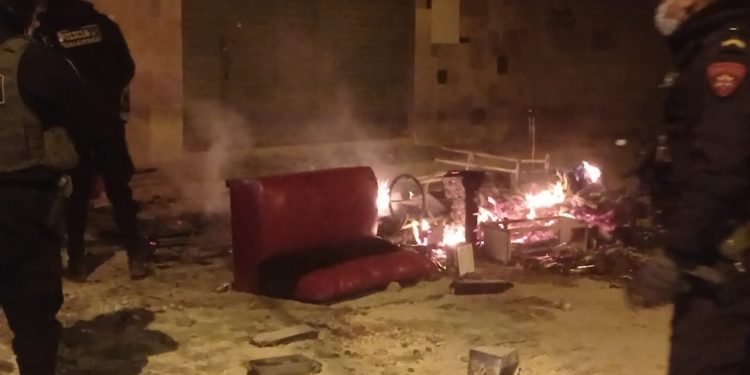 Juliaca: Cansados de la inseguridad vecinos de la urbanización Taparachi quemaron cantina clandestina