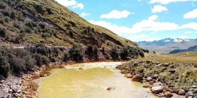 Verificarán cierre de mina Aruntani por contaminación de cuenca Llallimayo