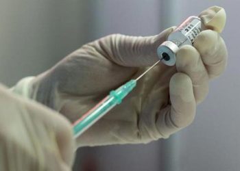 Sector salud espera contar con una tercera dosis de vacuna por el alto riesgo de contagio