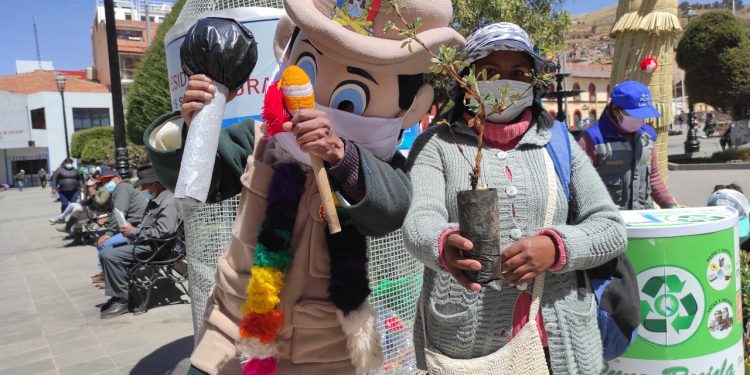 Comuna realizó trueque ecológico en Puno para celebrar el día del árbol