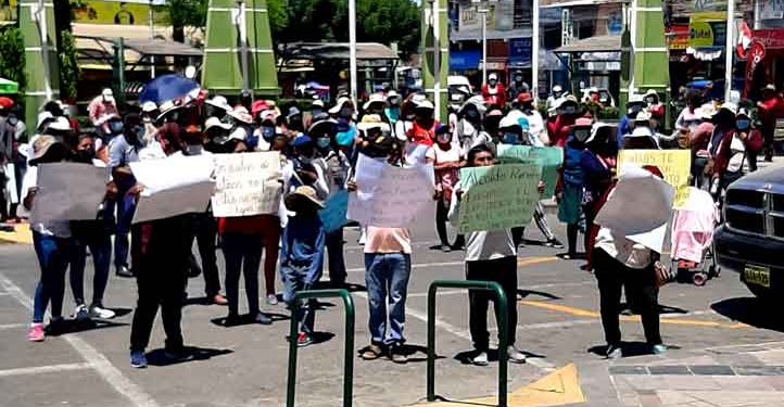 Arequipa: Padres de familia protestan por retraso en mejora de dos colegios de Majes