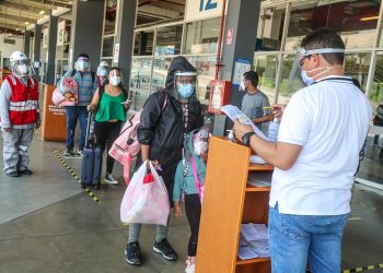 Feriado largo: Uso de doble mascarilla es obligatorio para viajes interprovinciales