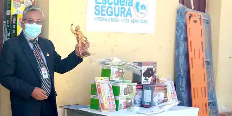 Sector educación entrega kits de seguridad a instituciones educativas de Azángaro