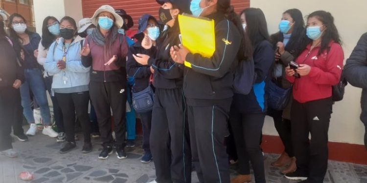 Puno: Estudiantes de enfermería de la Universidad Nacional del Altiplano exigen internado