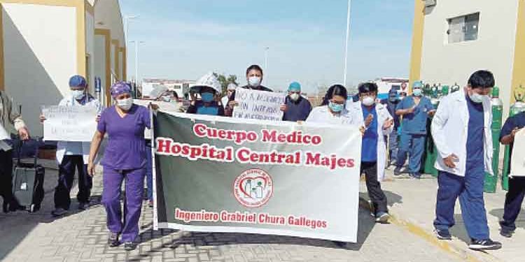 Arequipa: Médicos amenazan con radicalizar protesta contra director del hospital de Majes