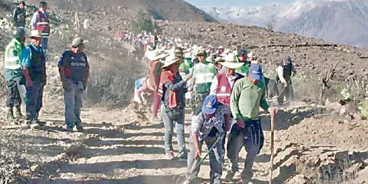 Arequipa: Pobladores de Pampacolca exigen informe de vía inconclusa