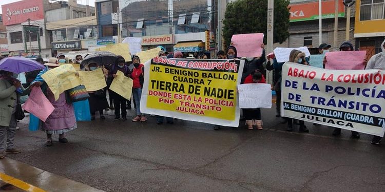 Vecinos y transportistas de Túpac Amaru exigen cambio de jefes de la División Policial Juliaca