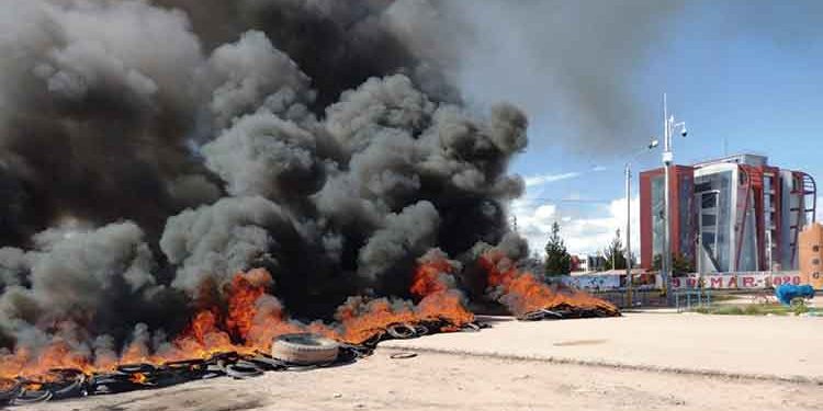 Estudiantes de la UANCV piden licenciamiento quemando llantas frente a su casa de estudios