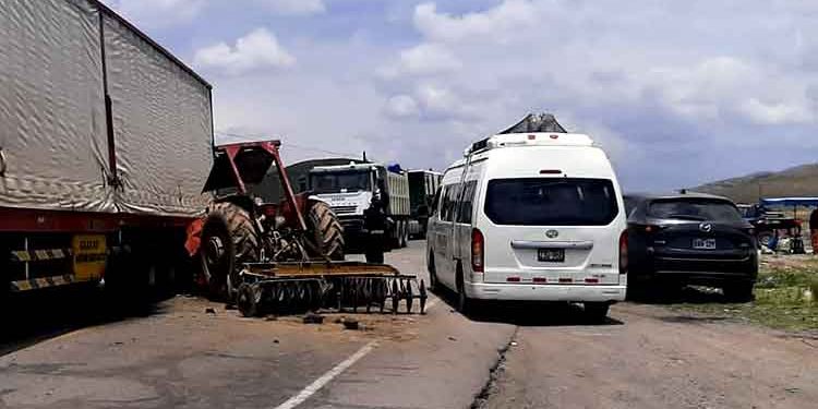 Tres fallecidos y cinco heridos dejó choque entre una combi y un tractor en Ayabacas