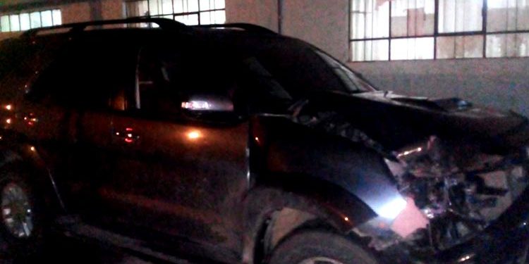 Chofer huye abandonando su vehículo luego de atropellar a mujer en San Antón