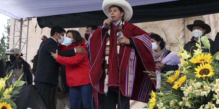 Castillo anunció presupuesto para agua y desagüe de Juliaca y traer gas desde Bolivia