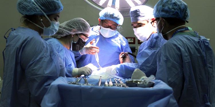 Profesionales de Essalud Puno realizan reconstrucción facial por fractura múltiple