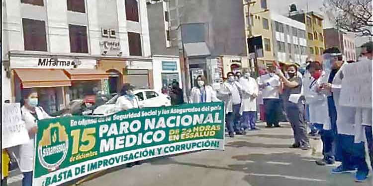 Médicos de Essalud protestan contra de la propuesta de unificar el sistema de salud