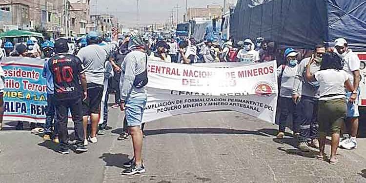 Mineros bloquean la Panamericana sur en Chala por ampliación de formalización