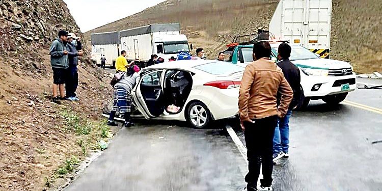 Arequipa: Choque entre tráiler y automóvil dejó 5 heridos en la quebrada del Toro