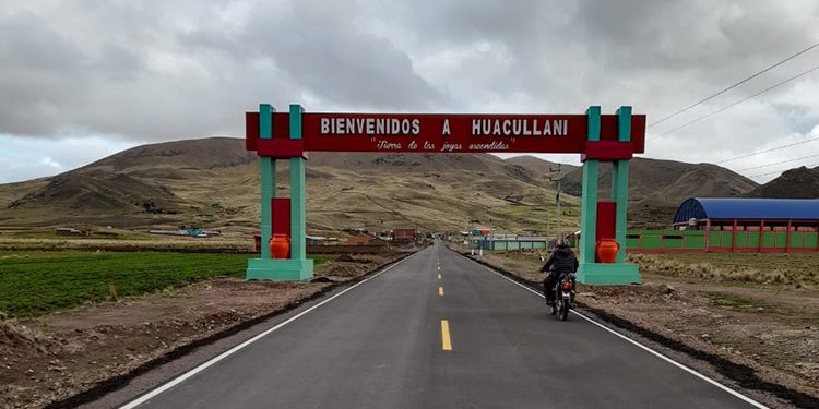 Inauguran carretera Lacahaqui que beneficiará a 3 mil familias de Huacullani